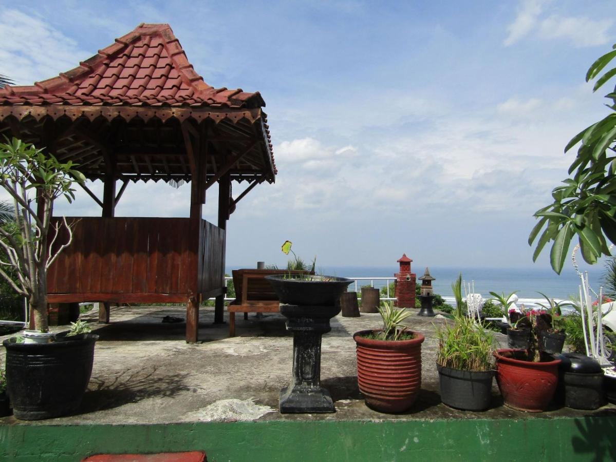 Losmen Kinasih Puncak & Gazebo Pandang Bantul Exteriör bild
