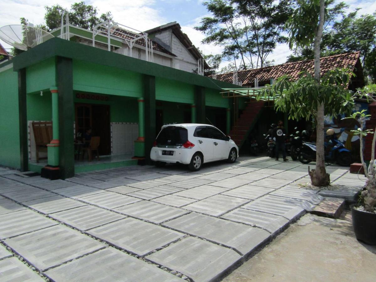 Losmen Kinasih Puncak & Gazebo Pandang Bantul Exteriör bild